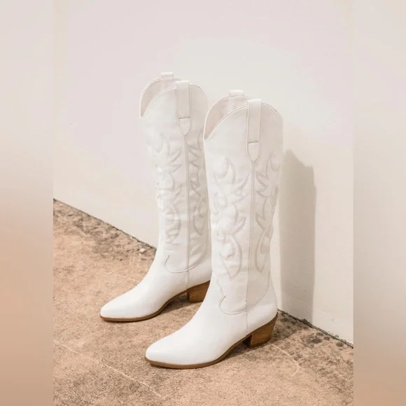 🍂Adorable NWOT white cowboy boots! - Picture 3 of 10